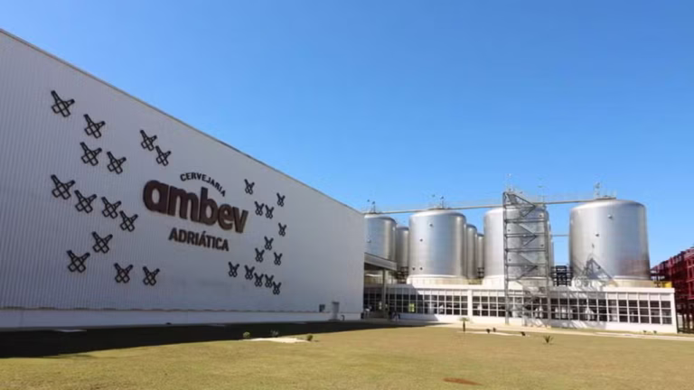 Ambev (ABEV3) apresenta lucro líquido de bilhões no 4T24