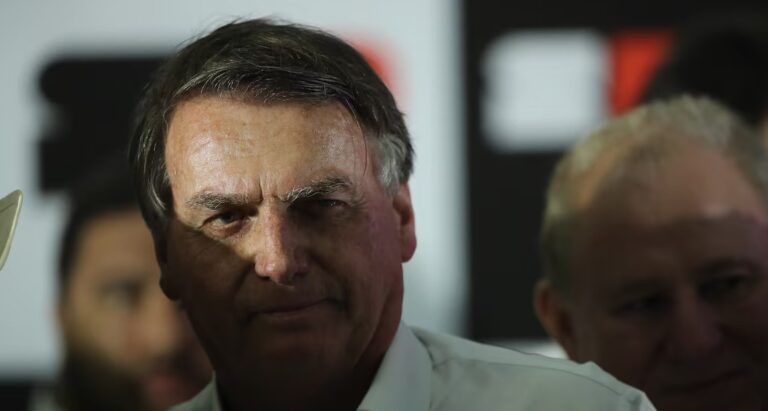 Bolsonaro chama denúncia da PGR de "truque" e se declara "líder de oposição democrática"
