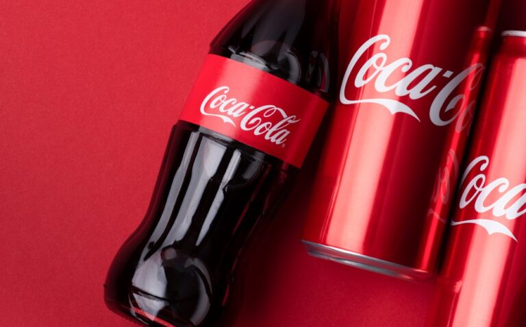 Coca-Cola supera expectativas de lucro e receita no 4º trimestre de 2024; ação salta 3,8% no pré-mercado