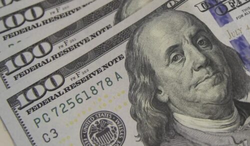 Dólar avança e se aproxima de R$ 5,80 com IPCA-15 e tensões comerciais de Trump