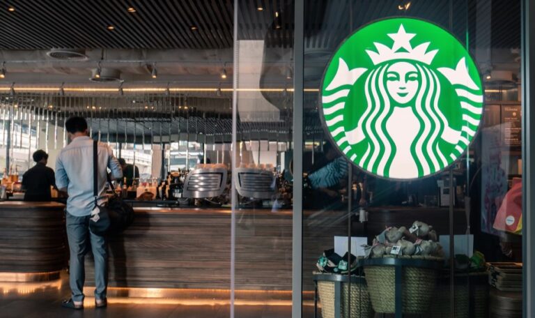 Starbucks anuncia corte de 1.100 empregos corporativos
