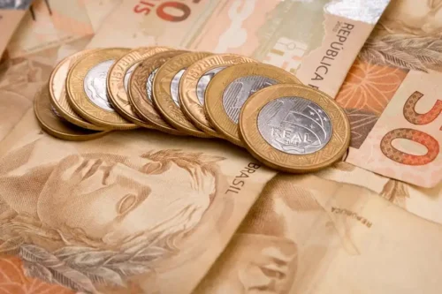 Dinheiro: Moedas e cédulas. Ilustrando o Focus