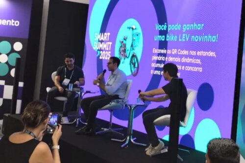 Painel no Smart Summit 2025 discutindo o cenário de FIIs e Fiagros em 2025, com especialistas debatendo tendências do setor.