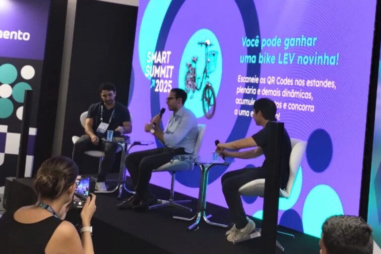 Painel no Smart Summit 2025 discutindo o cenário de FIIs e Fiagros em 2025, com especialistas debatendo tendências do setor.