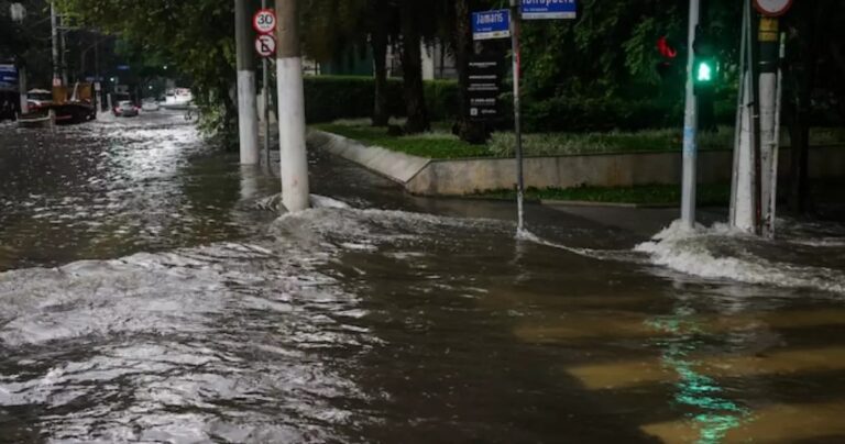 Mais de 100 mil imóveis em SP ficam sem energia elétrica após fortes chuvas