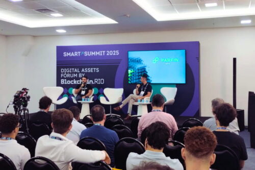 Painel sobre criptomoedas no Smart Summit 2025, com especialistas debatendo ativos digitais e blockchain.