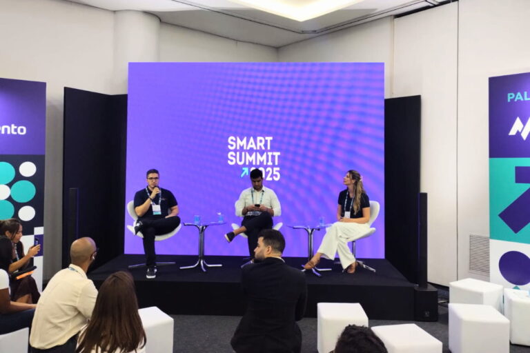 Painel sobre ETF no Smart Summit 2025, com especialistas discutindo estratégias de investimento e diversificação de portfólio.