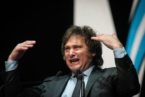 Presidente Milei enfrenta crise política após polêmica com criptomoeda $LIBRA