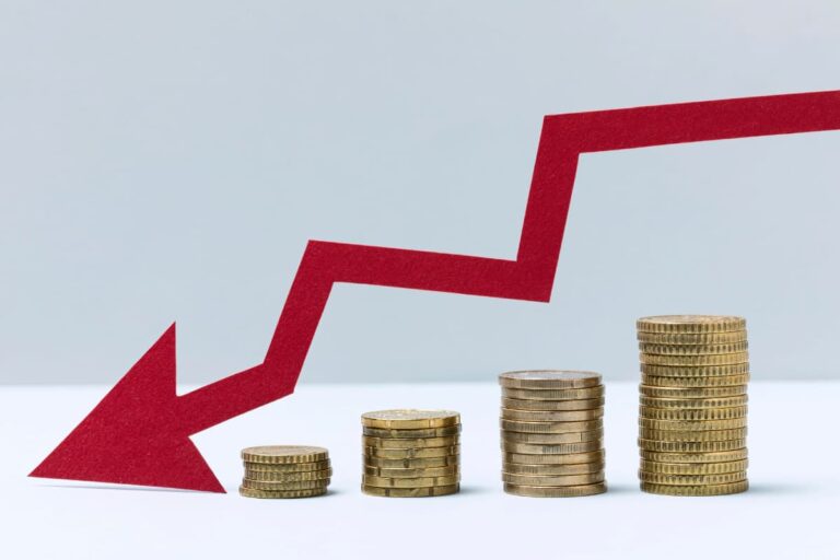 Imagem ilustrativa sobre o que é churning, mostrando moedas empilhadas e uma seta vermelha em queda, simbolizando perda financeira.