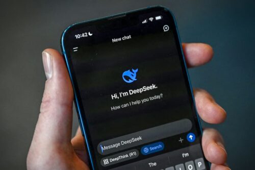 Imagem de um smartphone exibindo a IA DeepSeek, representando o que é DeepSeek.