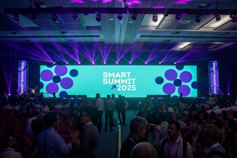 Palestrantes e público no Smart Summit 2025 discutindo inovação e por que o Bitcoin existe em um evento de tecnologia.