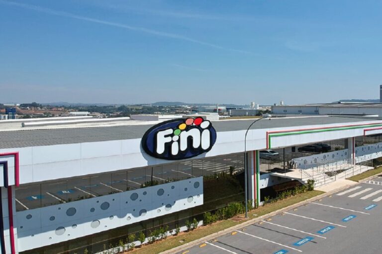 Fachada da fábrica da Fini no Brasil. Que ano a Fini foi fundada no Brasil? A marca chegou ao país em 2001.