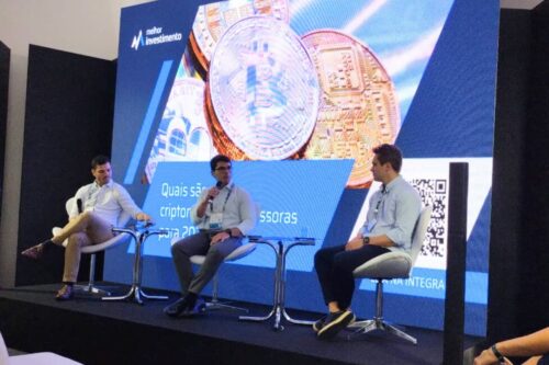 Palestrantes no Smart Summit 2025 discutindo renda fixa e tendências do mercado financeiro.