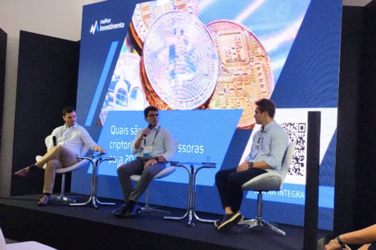 Palestrantes no Smart Summit 2025 discutindo renda fixa e tendências do mercado financeiro.