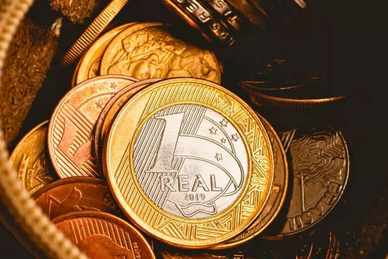 Moedas de real brasileiro em close-up, destacando uma de R$1, e representando os 10 países onde o real vale mais em 2025.