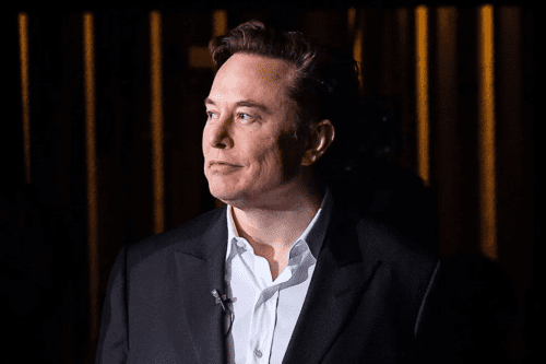 Tesla enfrenta crise após queda de 50% nas ações, mas Musk promete futuro brilhante