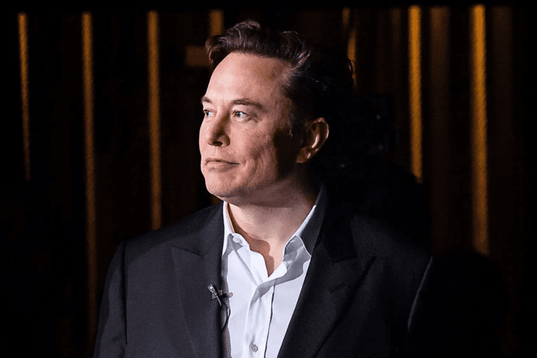 Tesla enfrenta crise após queda de 50% nas ações, mas Musk promete futuro brilhante