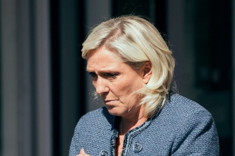 Líder da extrema-direita Marine Le Pen é condenada na França.