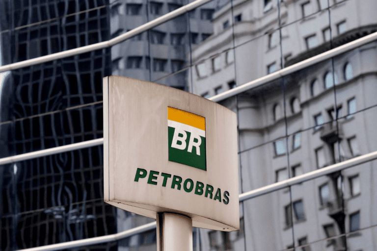 Ações de Petrobras e outras petroleiras caem após queda do preço do petróleo