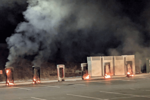 Tesla sob ataque: protestos, vandalismo e críticas a Elon Musk impactam a empresa