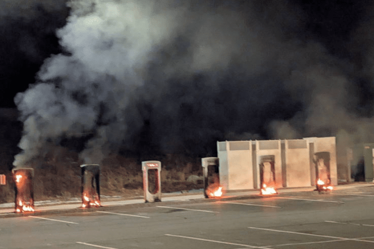 Tesla sob ataque: protestos, vandalismo e críticas a Elon Musk impactam a empresa