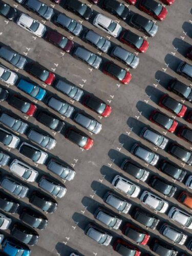 estacionamento de carros, representando um consórcio de carros.