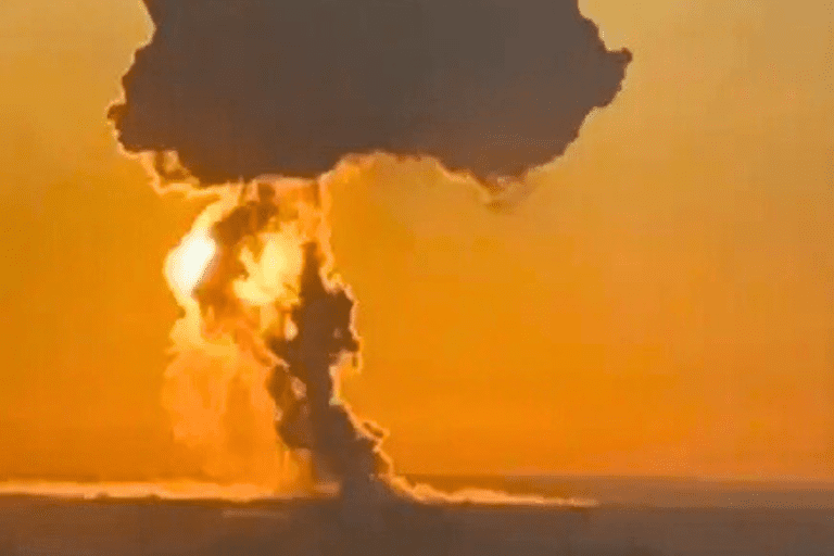 Imagem da fumaça se elevando da base aérea de Engels durante o conflito Rússia-Ucrânia, em Engels, na região de Saratov, Rússia, em 20 de março de 2025.