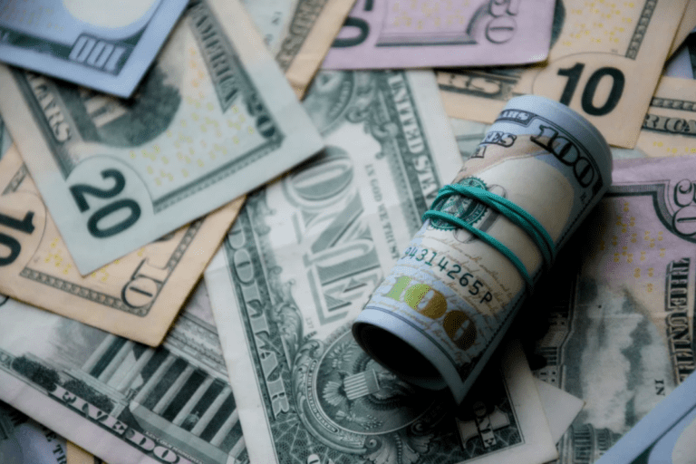 Dólar cai após anúncio de tarifas de Trump e mercado teme recessão nos EUA