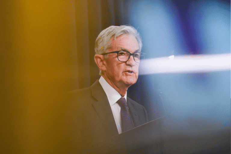 Fed mantém juros e prevê dois cortes ainda em 2025, apesar de inflação elevada