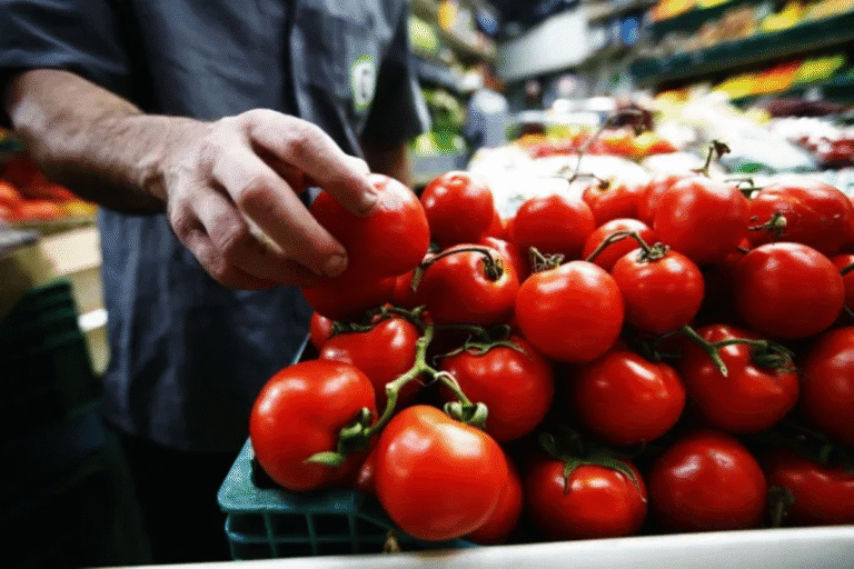 Inflação em alta: tomate e alimentos frescos impulsionam o IPCA-15 de abril