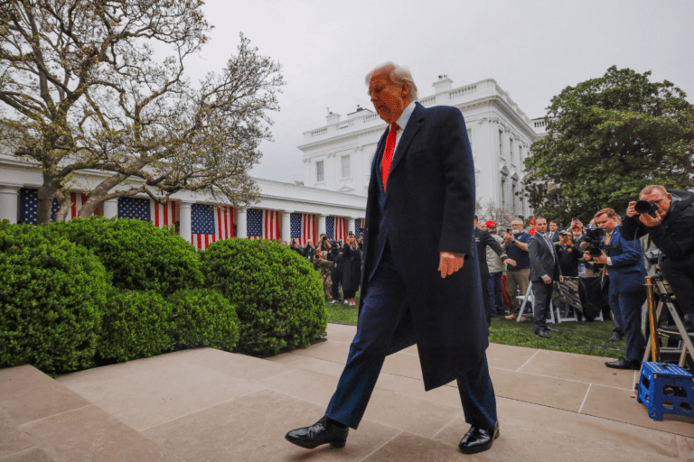 Tarifas de Trump provocam caos em Wall Street e abrem semana com forte tensão nos mercados