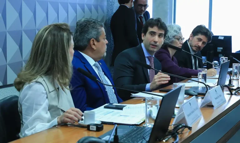 Apostas on-line no Brasil movimentam até R$ 30 bilhões por mês, aponta Banco Central