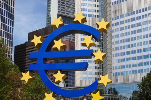 Sede do Banco Central Europeu com símbolo do euro em destaque após anúncio de corte de juros na zona do euro.