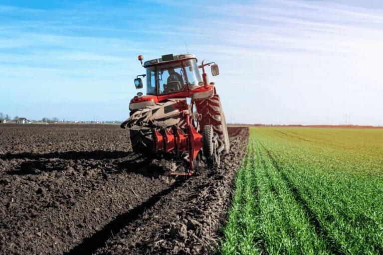 Trator em operação agrícola em fazenda, representando o Fiagro SNFZ11, destacando produtividade e potencial de valorização do ativo.