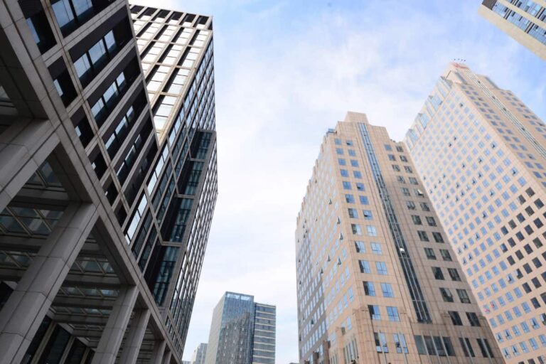 Prédios comerciais ilustrando ativos do fundo imobiliário HGRU11, com destaque para arquitetura corporativa moderna.