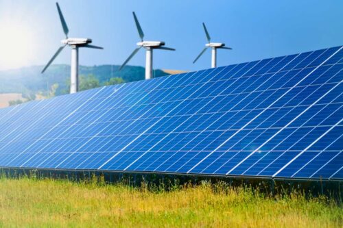 Painéis solares e turbinas eólicas como alternativas sustentáveis diante da alta nas tarifas de energia.