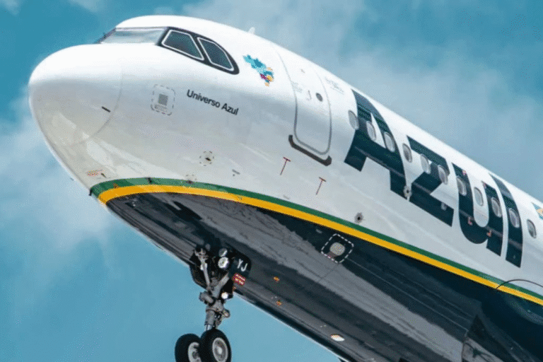Azul (AZUL4) despenca após prejuízo bilionário no 1T25