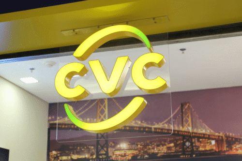 CVC (CVCB3) prevê desaceleração na abertura de lojas em 2025