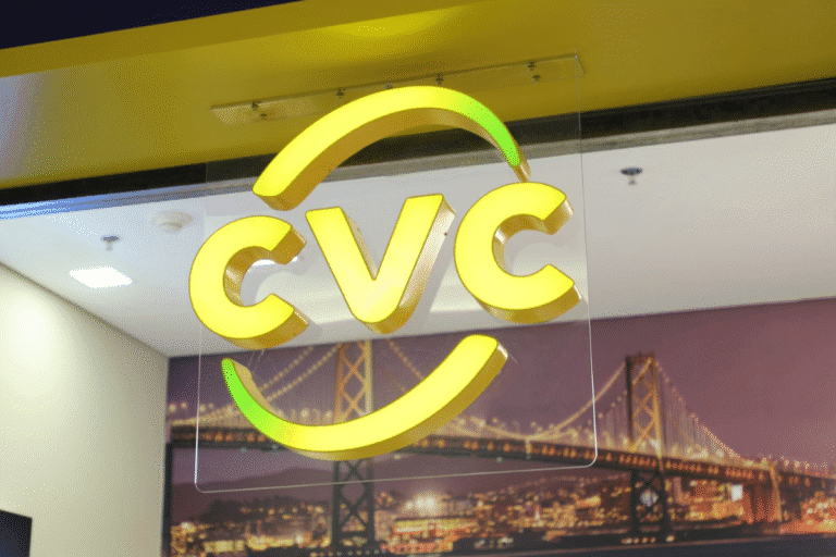 CVC (CVCB3) prevê desaceleração na abertura de lojas em 2025