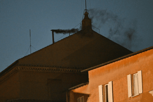Primeira votação do Conclave no vaticano resulta em fumaça preta