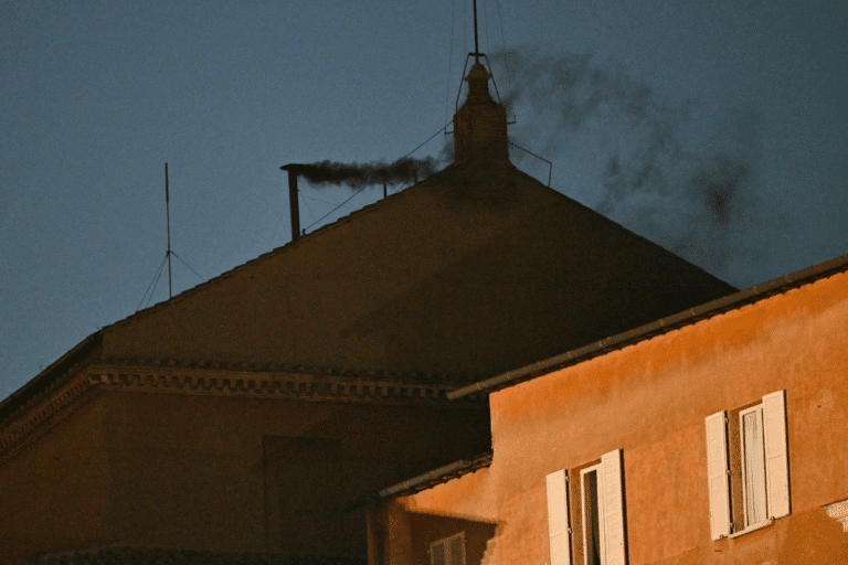 Primeira votação do Conclave no vaticano resulta em fumaça preta