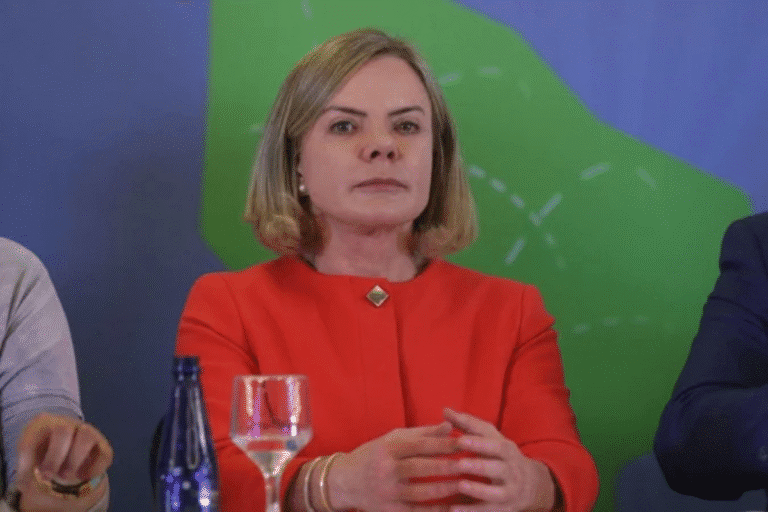 Gleisi Hoffmann prioriza fim da escala 6x1 no congresso