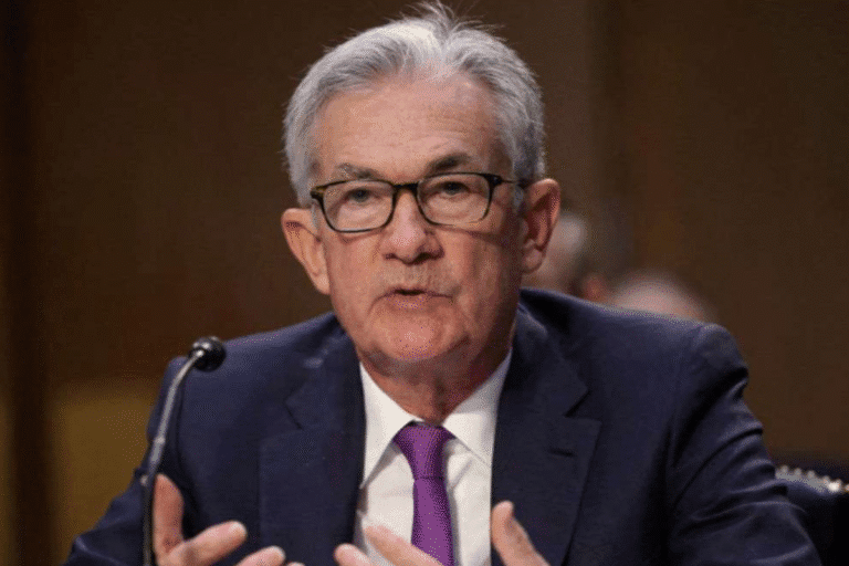 Fed mantém juros estáveis e alerta para riscos de inflação e desemprego