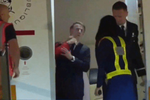 Brigitte Macron atinge rosto de Macron em vídeo que viralizou durante desembarque em Hanói