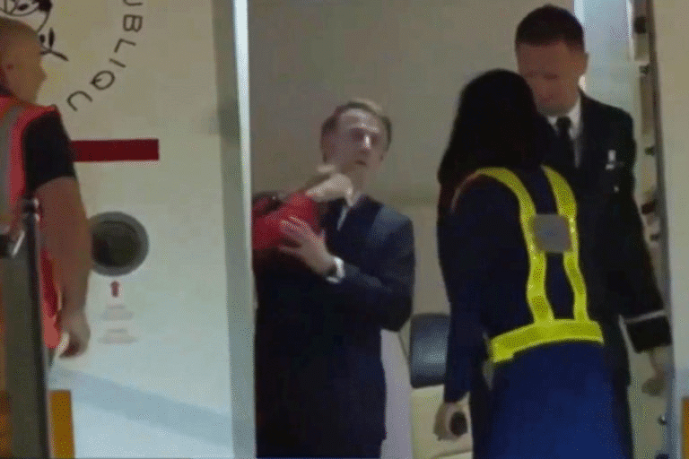 Brigitte Macron atinge rosto de Macron em vídeo que viralizou durante desembarque em Hanói
