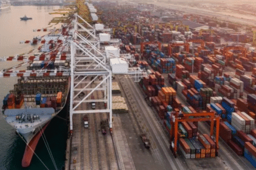 Brasil registra superávit comercial de US$ 8,153 bilhões em abril