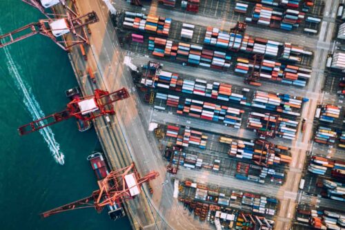 Porto com contêineres visto de cima simboliza impacto do tarifaço dos EUA: China enfrenta queda nas exportações.