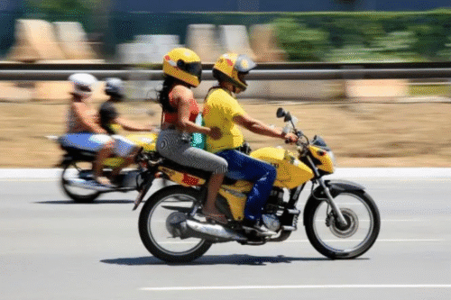 Procon-SP multa Uber e 99 por oferecerem mototáxi irregular em São Paulo