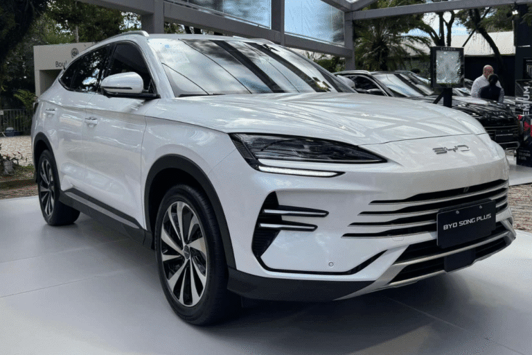 Carro BYD Song Plus em destaque na feira de automóveis conquistando o 4º lugar em vendas de veículos leves no Brasil, superando a Toyota em maio.