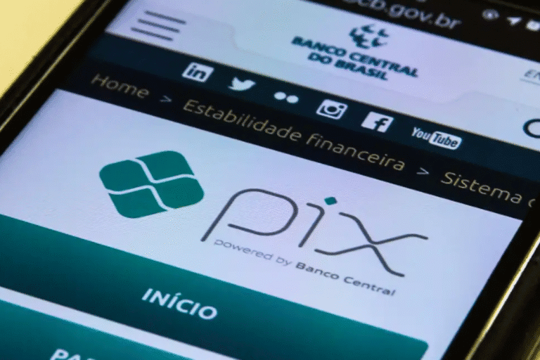 Tela de smartphone exibindo regras de segurança do Banco Central para uso do Pix Automático, com destaque para mudanças recentes em sua implementação.
